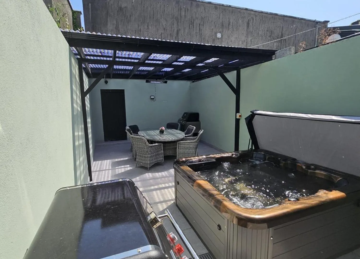 Stylish City Centre Hideaway & Private Hot Tub Galway 0*,  İrlanda
