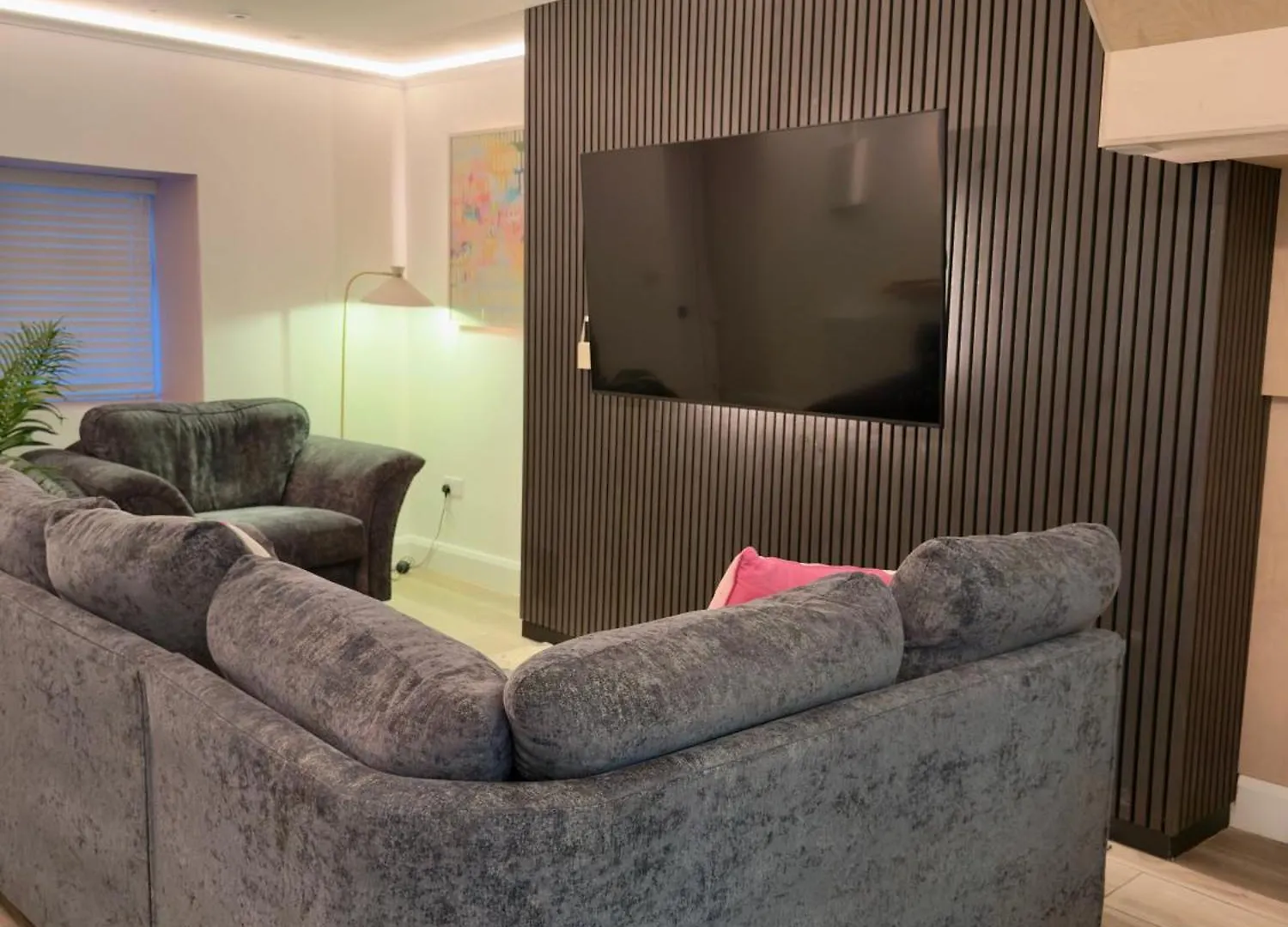 Stylish City Centre Hideaway & Private Hot Tub Galway