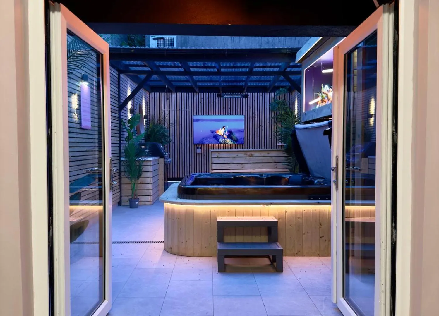 Daire Stylish City Centre Hideaway & Private Hot Tub Galway