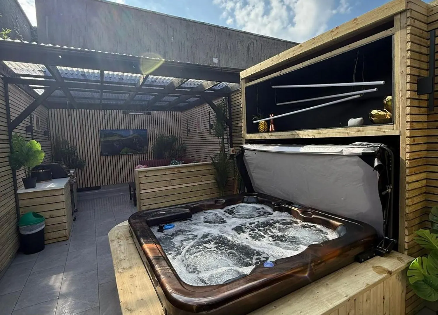 Stylish City Centre Hideaway & Private Hot Tub Galway Apartment