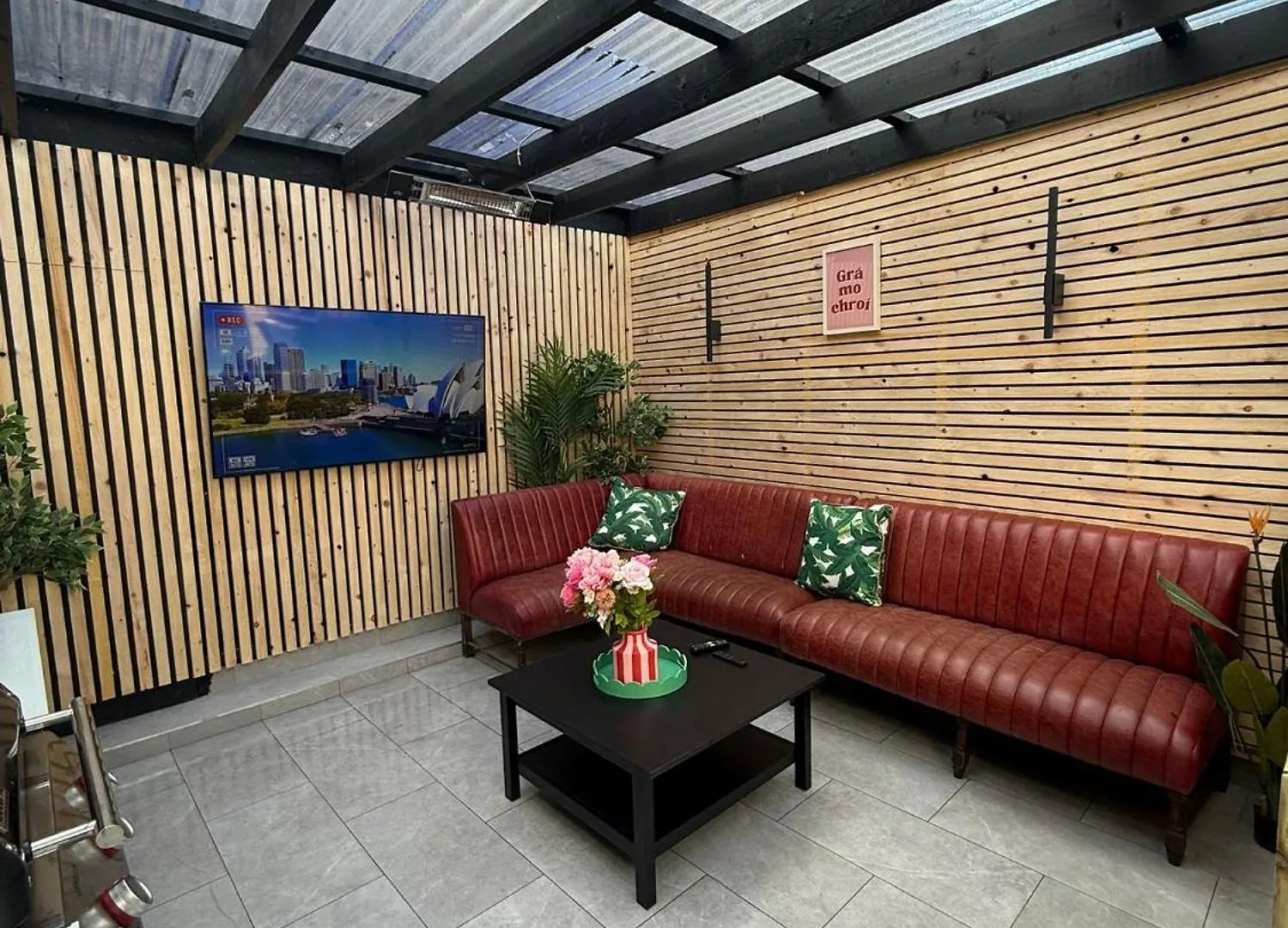 Apartment Stylish City Centre Hideaway & Private Hot Tub Galway