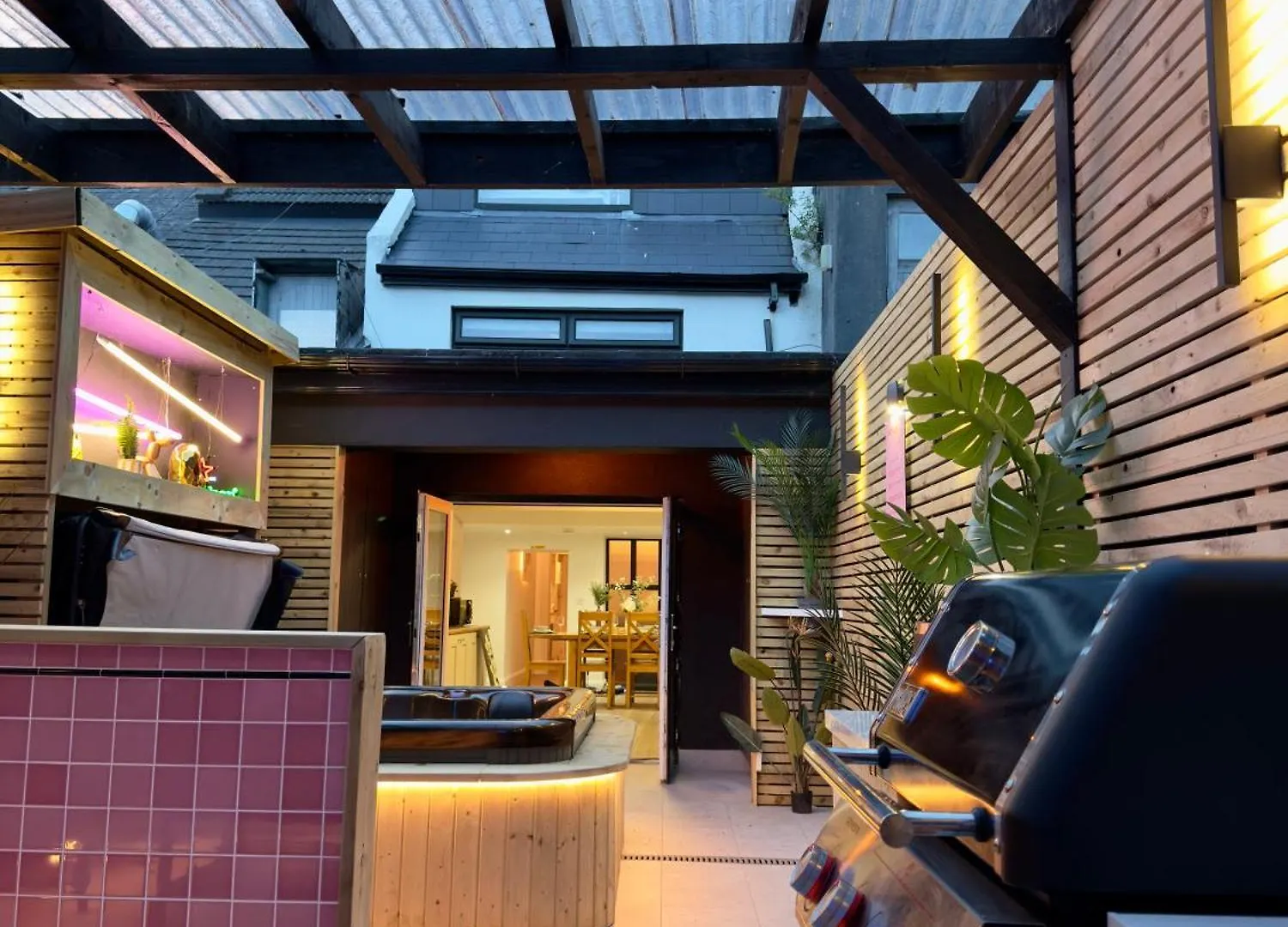 Stylish City Centre Hideaway & Private Hot Tub Galway
