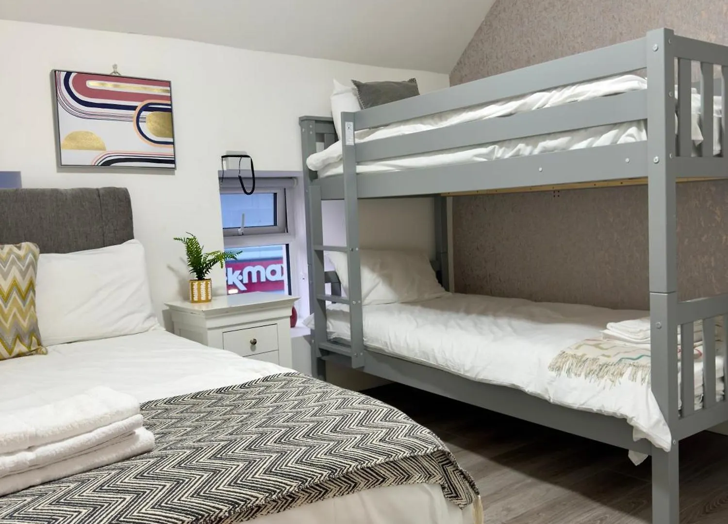 Stylish City Centre Hideaway & Private Hot Tub Galway Apartment