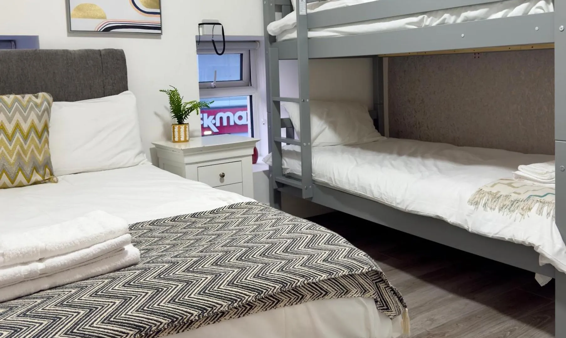Stylish City Centre Hideaway & Private Hot Tub Galway Apartment