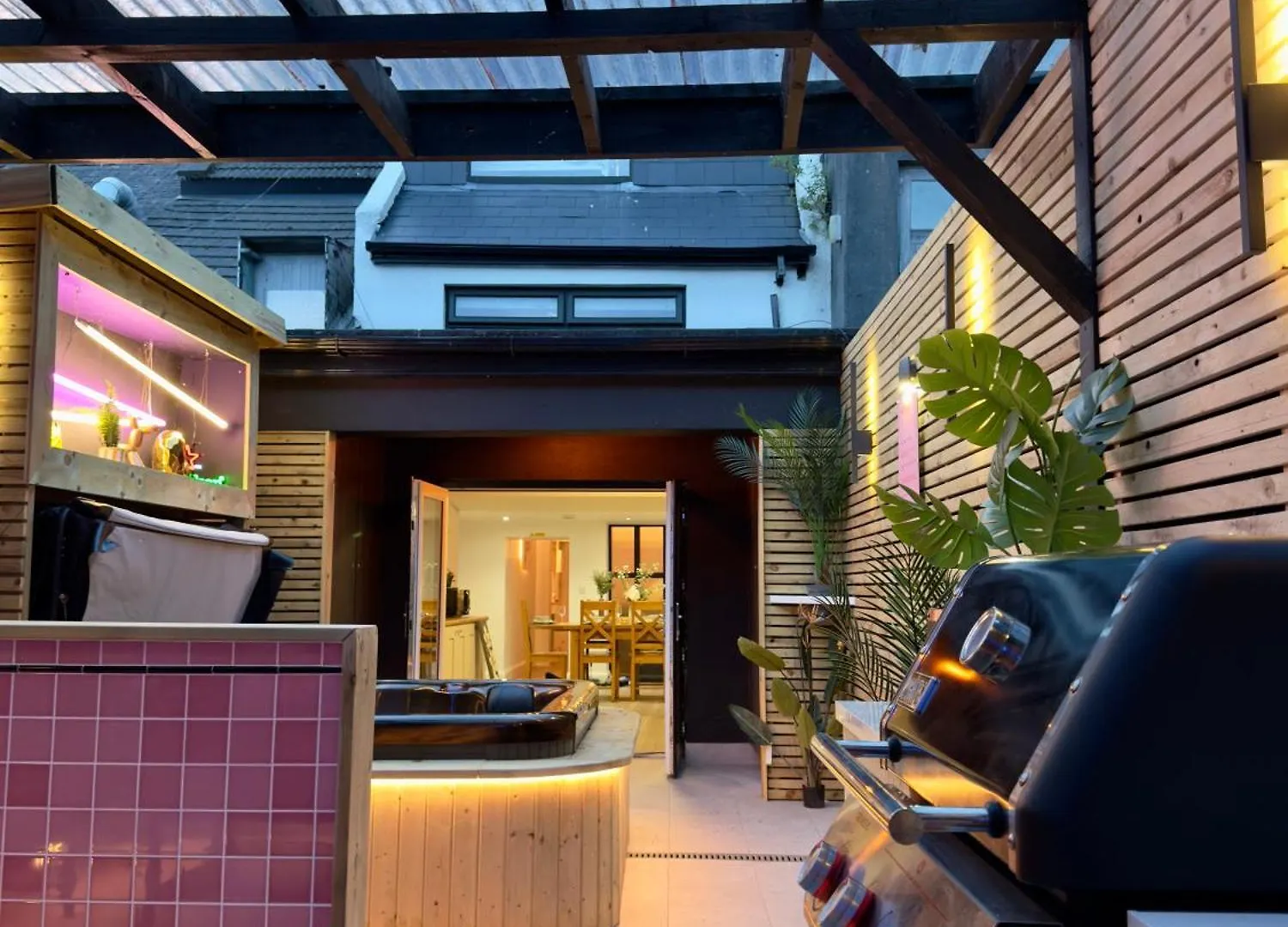 Stylish City Centre Hideaway & Private Hot Tub Galway 0*,